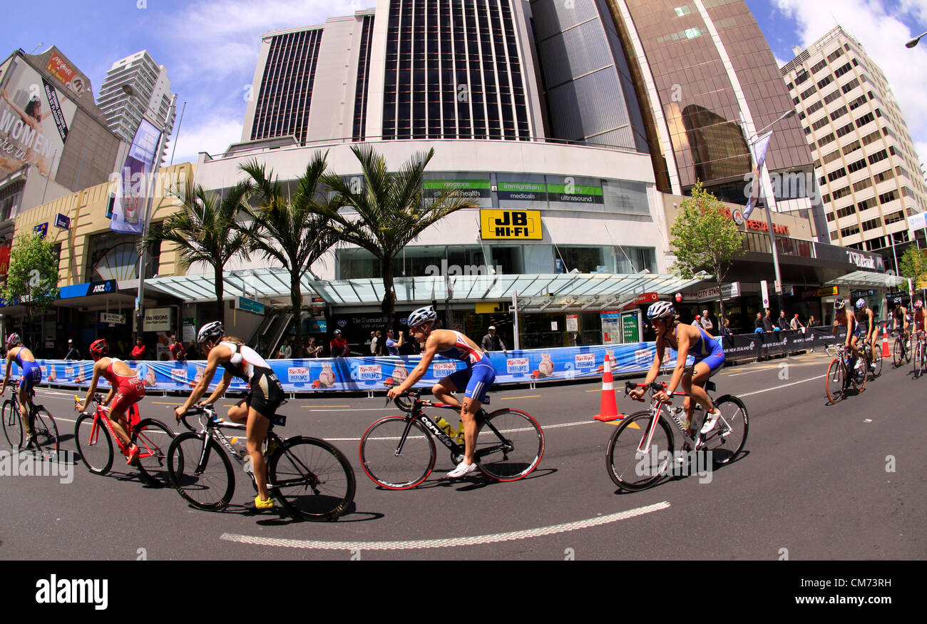 AUCKLAND, Neuseeland-Okt. 20,2012: TeilnehmerInnen in ITU Triathlon Grand Finale Weltmeisterschaft fahren die Hauptstraße der Innenstadt von Auckland. Stockfoto