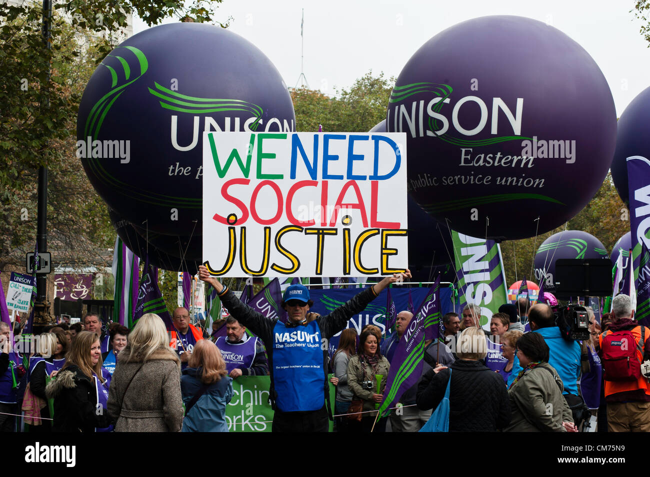 London, UK - 20. Oktober 2012: ein Mann hält ein Banner gegen den Sparkurs lesen "Eine Zukunft, die funktioniert" März "Wir brauchen sozialen Gerechtigkeit" während der TUC organisiert schneidet im Zentrum von London. Stockfoto