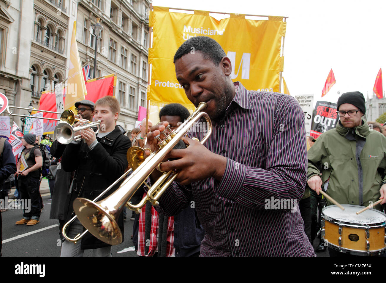 Musiker Union Mitglieder nehmen an der TUC anti-sparmassnahmen März. London, Großbritannien. 20. Oktober 2012. Schwarze und weiße Version M0G 24 C Stockfoto