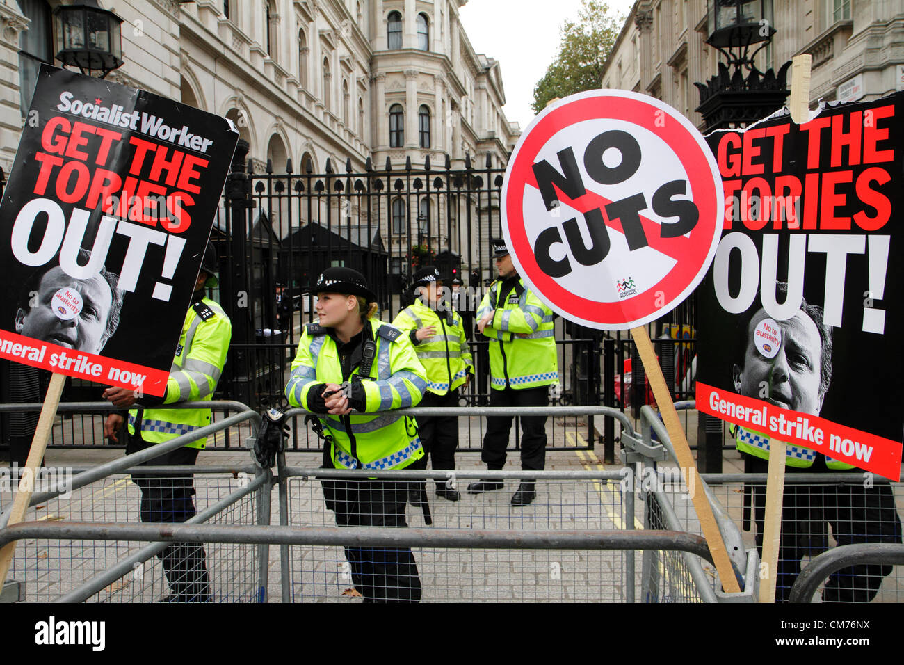 Anti-Regierungs-Schilder am Eingang der Downing Street Marsch gegen Sparpolitik TUC. London.  20.. Oktober 2012 Stockfoto