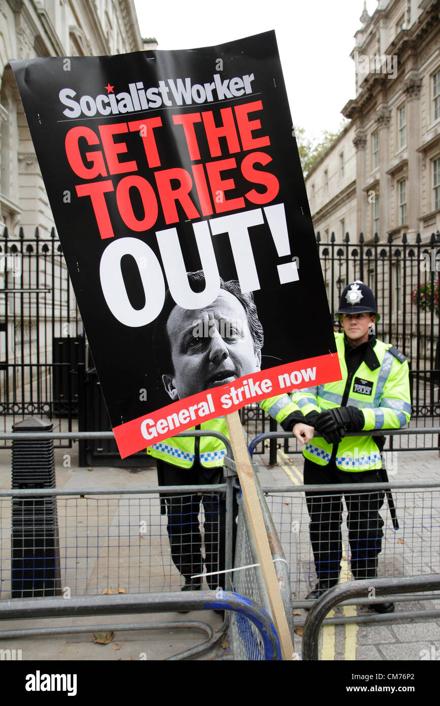 Anti-Regierungs-Plakat am Eingang der Downing Street Marsch gegen Sparpolitik TUC. 20. Oktober 2012 Stockfoto