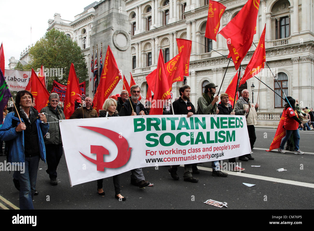 Anhänger der kommunistischen Partei UK marschieren in Whitehall während der TUC gegen Sparpolitik Marsch. Stockfoto