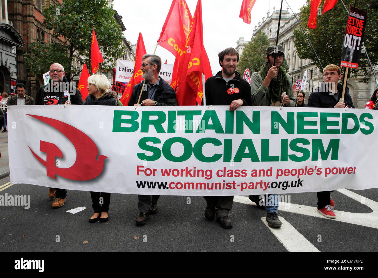 Anhänger der kommunistischen Partei UK marschieren in Whitehall während der TUC gegen Sparpolitik Marsch. Stockfoto