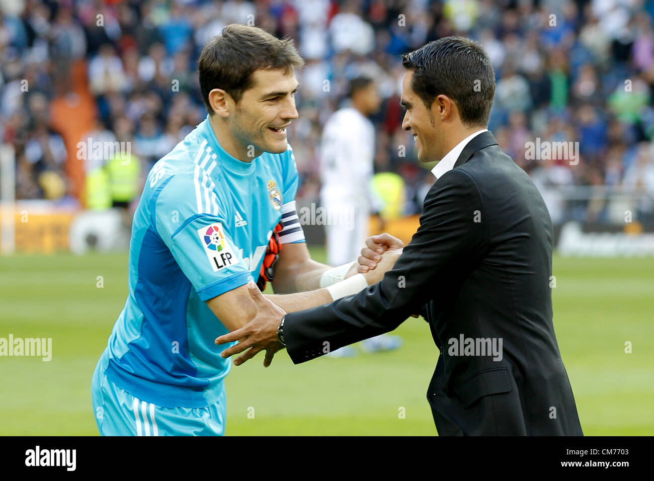 20.10.2012 Madrid, Spanien.  La Liga Fußball. Real Madrid CF Vs Celta (2: 0) im Santiago Bernabeu Stadion. Das Bild zeigt Alberto Contador und Iker Casillas (spanische Torwart von Real Madrid). Bildnachweis: Aktion Plus Sportbilder / Alamy Live News Stockfoto