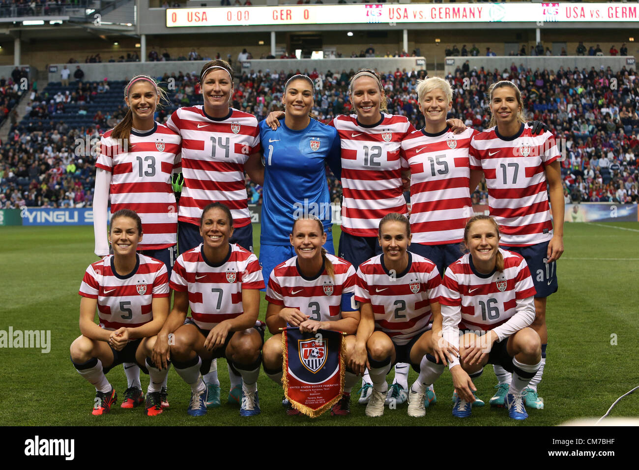 20.10.2012. Chicago, USA.  US-Starter. Vordere Reihe (von links nach rechts): Kelley O'Hara (USA), Shannon Boxx (USA), Christie Rampone (USA), Heather Mitts (USA), Rachel Buehler (USA). Hintere Reihe: Alex Morgan (USA), Abby Wambach (USA), Hope Solo (USA), Lauren Cheney (USA), Megan Rapinoe (USA), Tobin Heath (USA). Das USA Frauen Nationalmannschaft bestritt eine Frauen internationale Freundschaftsspiel Deutschland Frauen Nationalmannschaft im Toyota Park in Bridgeview, Illinois. Das Spiel endete mit einem 1: 1-Unentschieden. Stockfoto