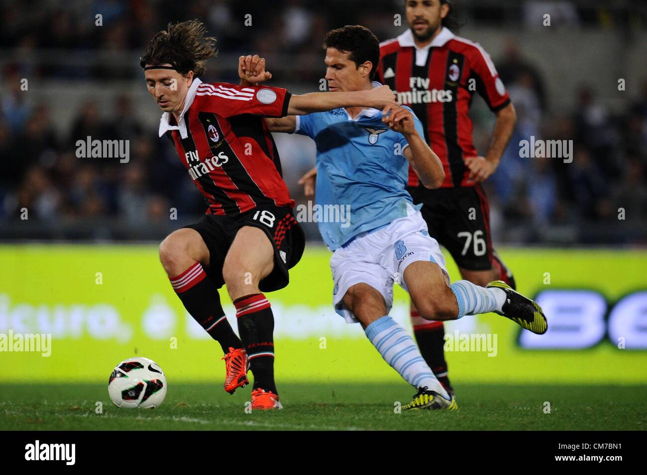 20.10.2012 Rom, Italien.  Serie A Lazio gegen AC Mailand. Riccardo Montolivo Mailand und Lazio Rom Anderson Hernanes Stockfoto