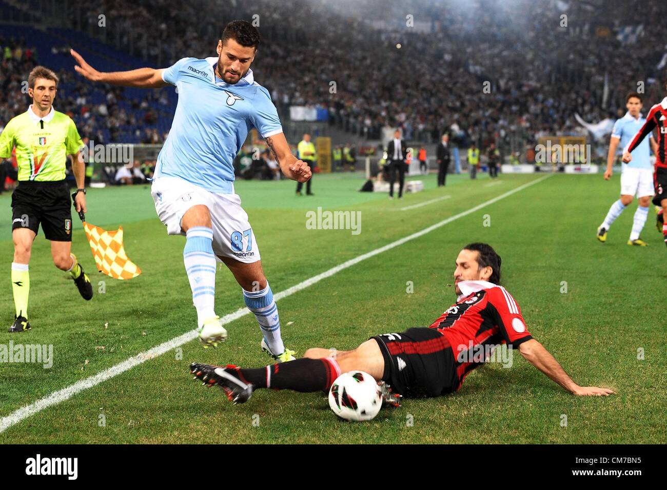 20.10.2012 Rom, Italien.  Serie A Lazio gegen AC Mailand. Antonio Candreva Lazio Mario Yepes Milan Stockfoto