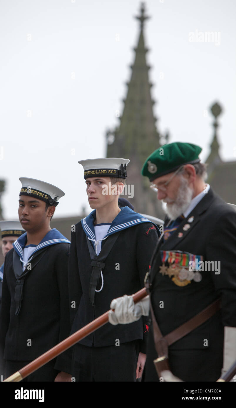 Birmingham, Vereinigtes Königreich. 21. Oktober 2012. Junge Kadetten stehen neben ein Veteran im Trafalgar Day Dienste in Birmingham. Stockfoto