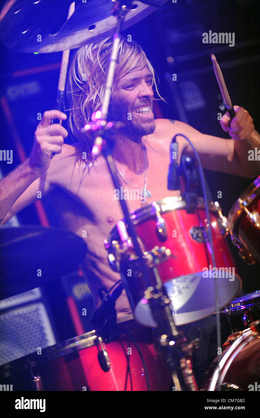 22. Oktober 2012 - West Hollywood, Kalifornien, USA - Musiker - TAYLOR HAWKINS (Foo Fighters) am Bass Player Live Annual Awards und Jam-Session, The Key Club, West Hollywood, Kalifornien, USA 20. Oktober 2012 durchführen.  Chris Squire, Jaco Pastorius und Aston "Familie Mann '' Barrett waren diese Jahre Empfänger von den Lifetime Achievement Award... Kredit-Bild Cr Scott Mitchell/ZUMA Press (Credit-Bild: © Scott Mitchell/ZUMAPRESS.com) Stockfoto