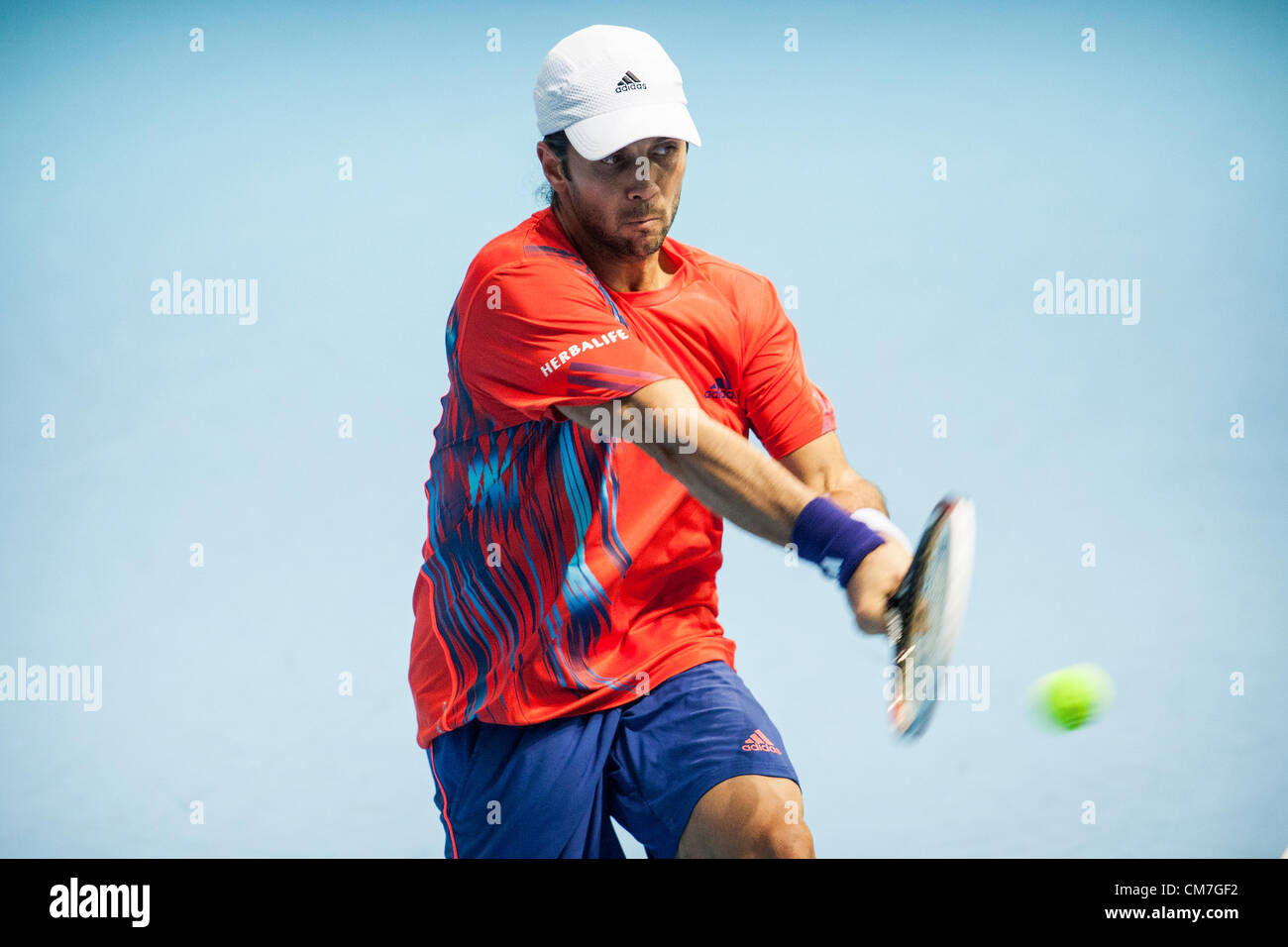 22.10.2012 Valencia, Spanien. Fernando Verdasco Spaniens spielt eine doppelte übergeben Rückhand gegen Tommy Robredo von Spanien während Valencia 500 offenen erste Runde Spiel zwischen Fernando Verdasco Spaniens und Tommy Robredo von Spanien aus dem The Agora-Gebäude. Stockfoto