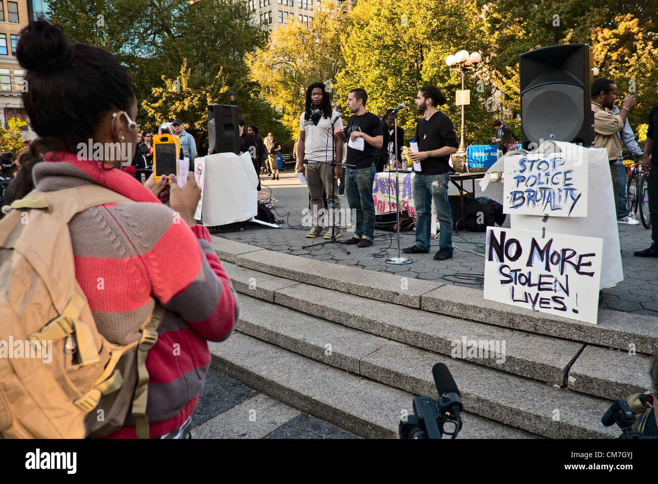 22. Oktober 2012, New York, NY, USA.  Am Union Square sprich Lautsprecher mit Demonstranten anlässlich der 17. nationalen Tag der Protest gegen Polizeigewalt stoppen Stockfoto