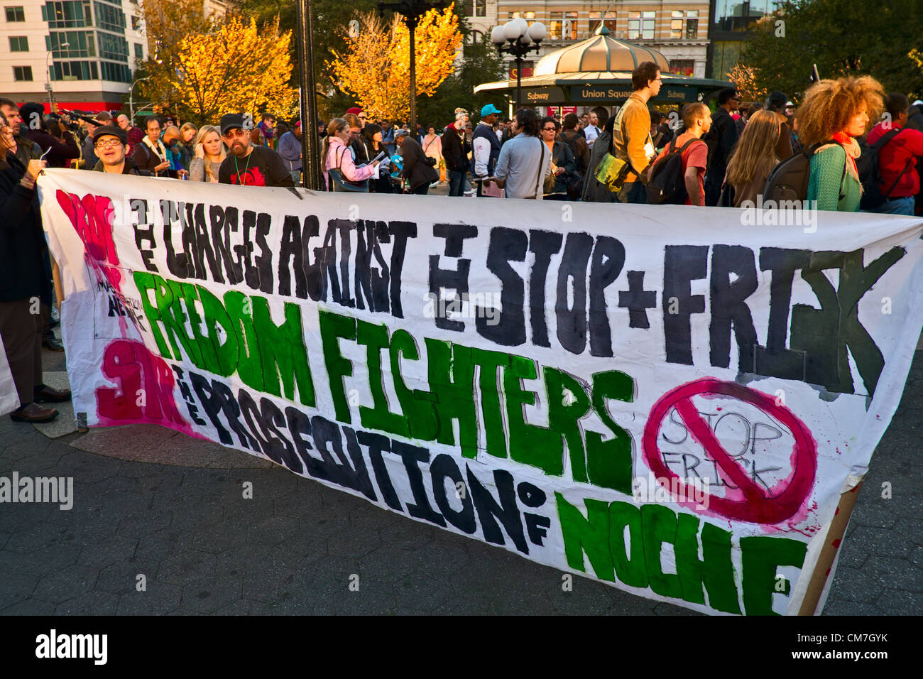 22. Oktober 2012, New York, NY, USA.  Demonstranten halten am Union Square Zeichen, die Verurteilung des New York Police Department "stoppen und frisk" Politik, während der 17. nationalen Tag der Protest gegen Polizeigewalt stoppen Stockfoto