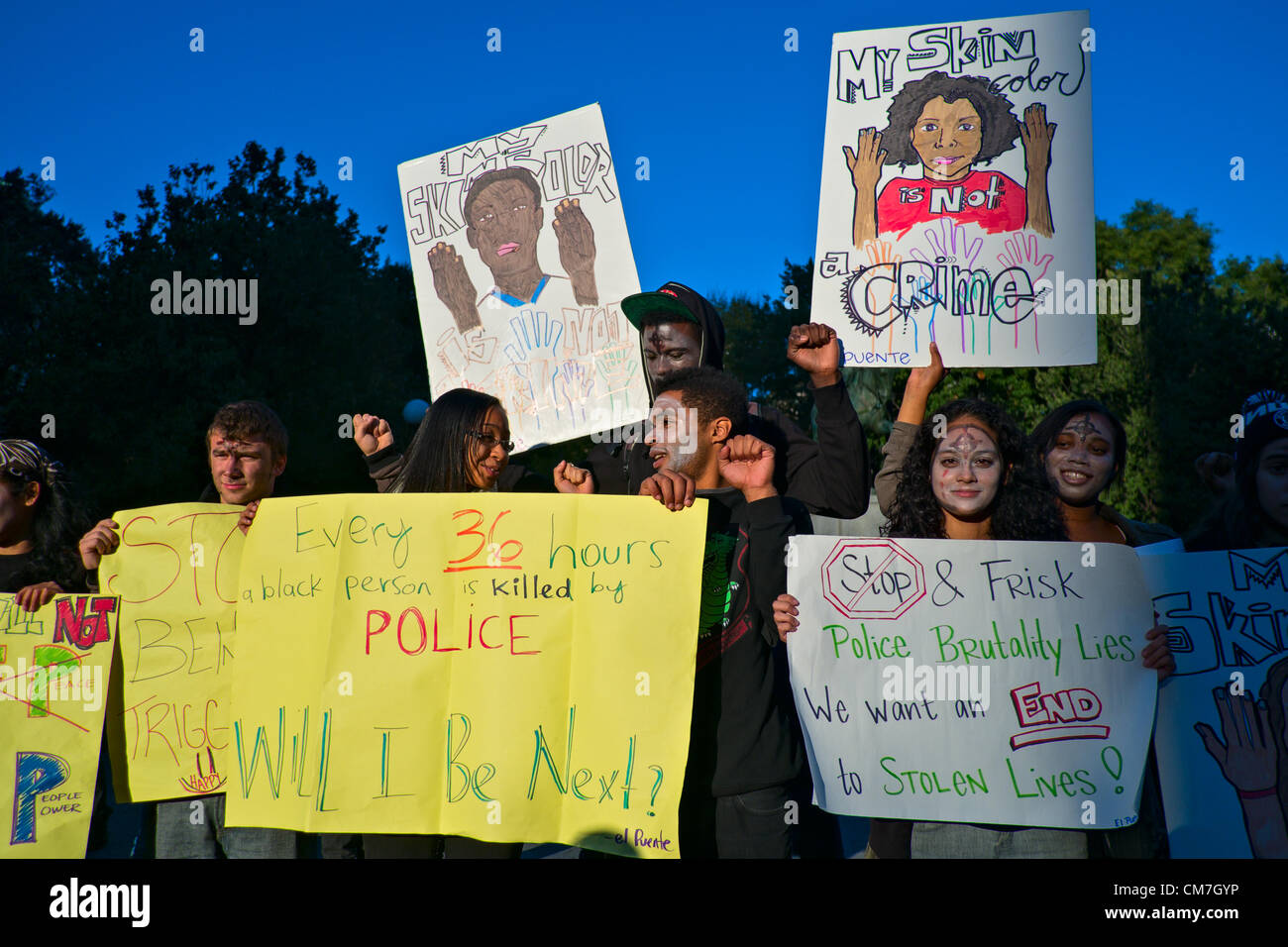 22. Oktober 2012, New York, NY, USA.  Am Union Square halten Demonstranten im Gesicht malen Zeichen Kündigung des New York Police Department "stoppen und frisk" Politik, während der 17. nationalen Tag der Protest gegen Polizeigewalt stoppen Stockfoto