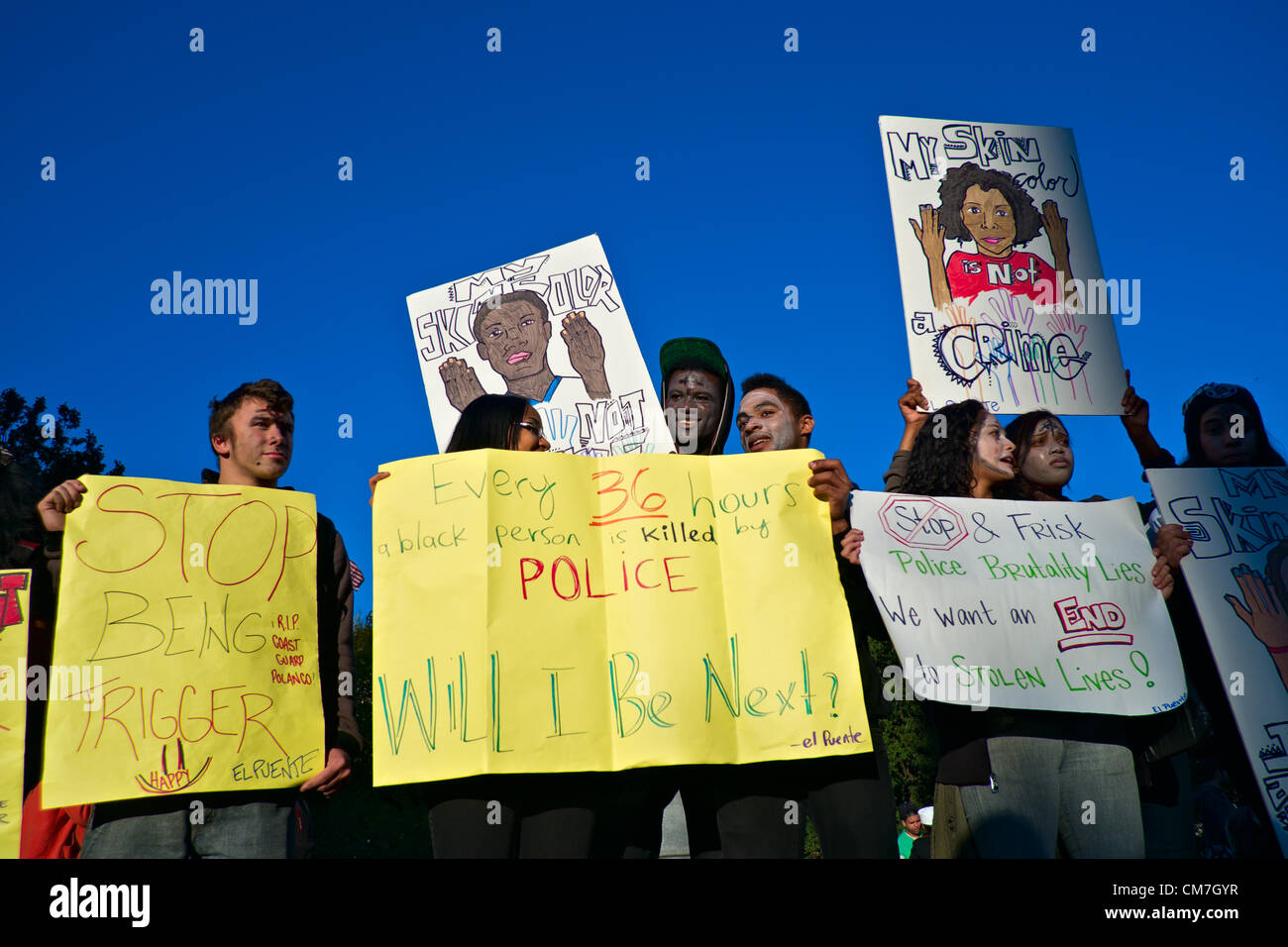 22. Oktober 2012, New York, NY, USA.  Am Union Square halten Demonstranten im Gesicht malen Zeichen Kündigung des New York Police Department "stoppen und frisk" Politik auf der 17. nationalen Tag der Protest gegen Polizeigewalt stoppen Stockfoto