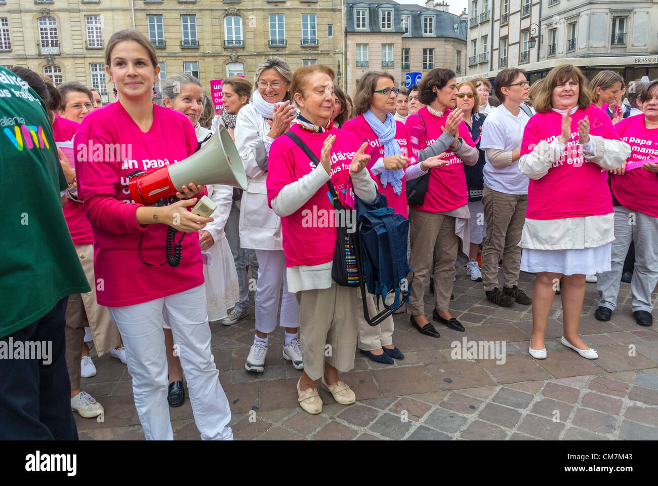 Paris, Frankreich, Gruppe, Französisch die Konservativen, die "Alliance Vita"-Demonstranten, die "Anti-Gay-Ehe", Frauen in T-Shirts, die Protest applaudieren, Homophobie, Massen katholische Aktivisten Stockfoto