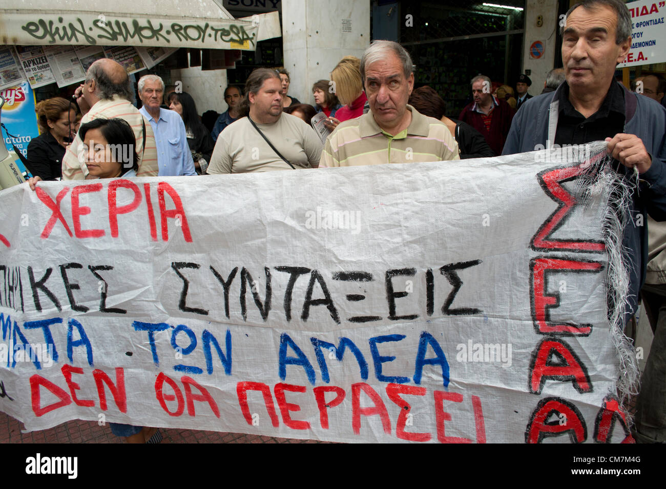 Athen, Griechenland, 23. Oktober 2012. Menschen mit Behinderungen und ihre Familien versammeln sich am Ministerium für Arbeit, soziale Sicherheit und Wohlfahrt Protest gegen Kürzungen bei den Leistungen bei Invalidität. Bildnachweis: Nikolas Georgiou / Alamy Live News Stockfoto
