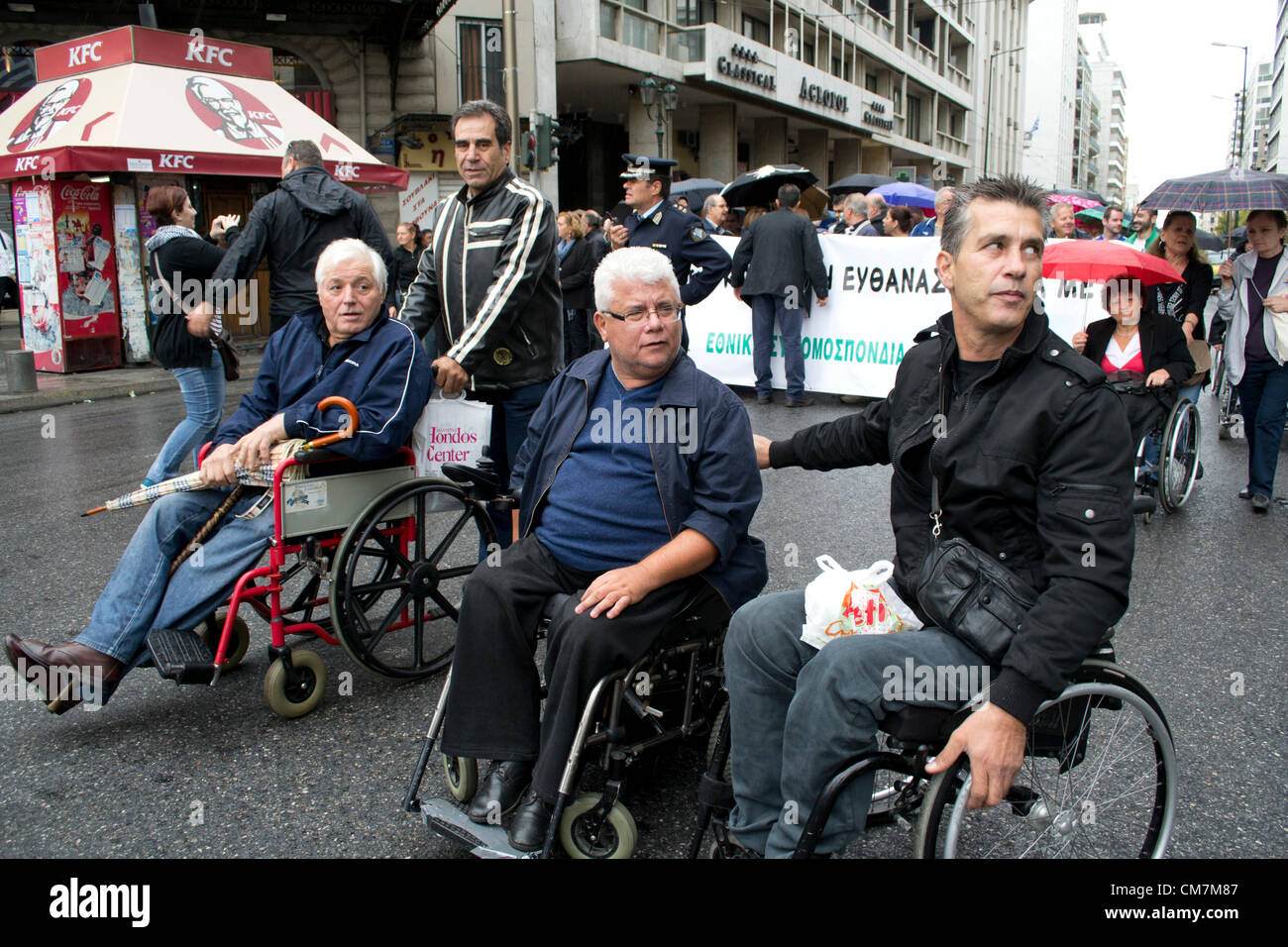 Athen, Griechenland, 23. Oktober 2012. Menschen mit Behinderungen und ihre Familien versammeln sich am Ministerium für Arbeit, soziale Sicherheit und Wohlfahrt Protest gegen Kürzungen bei den Leistungen bei Invalidität. Bildnachweis: Nikolas Georgiou / Alamy Live News Stockfoto