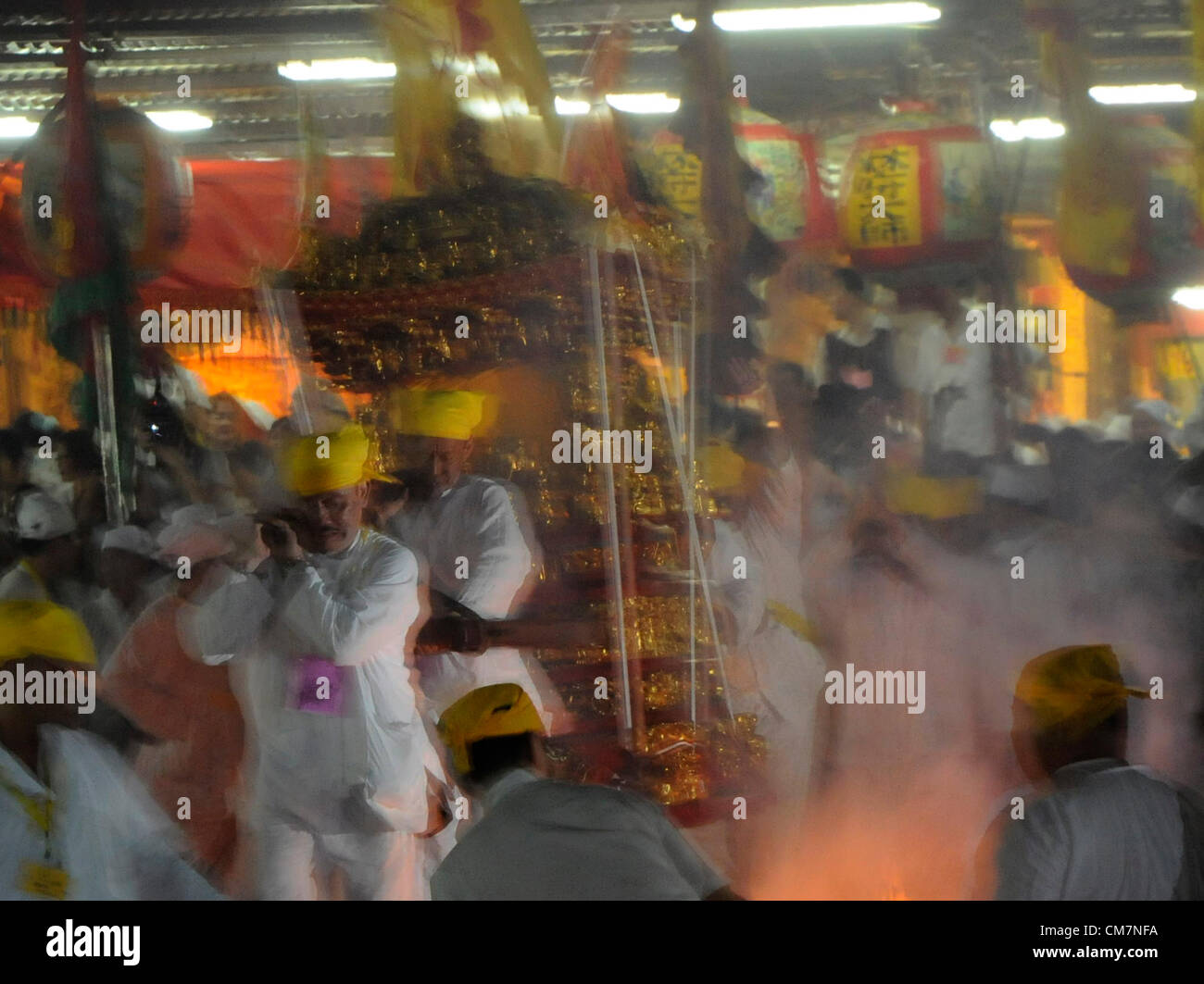 Malaysischen Chinesen ethnischen Spaziergang auf brennende Kohle am letzten Tag des Festivals neun Kaiser Götter in Kuala Lumpur, Malaysia, spät 23. Oktober 2012. Stockfoto