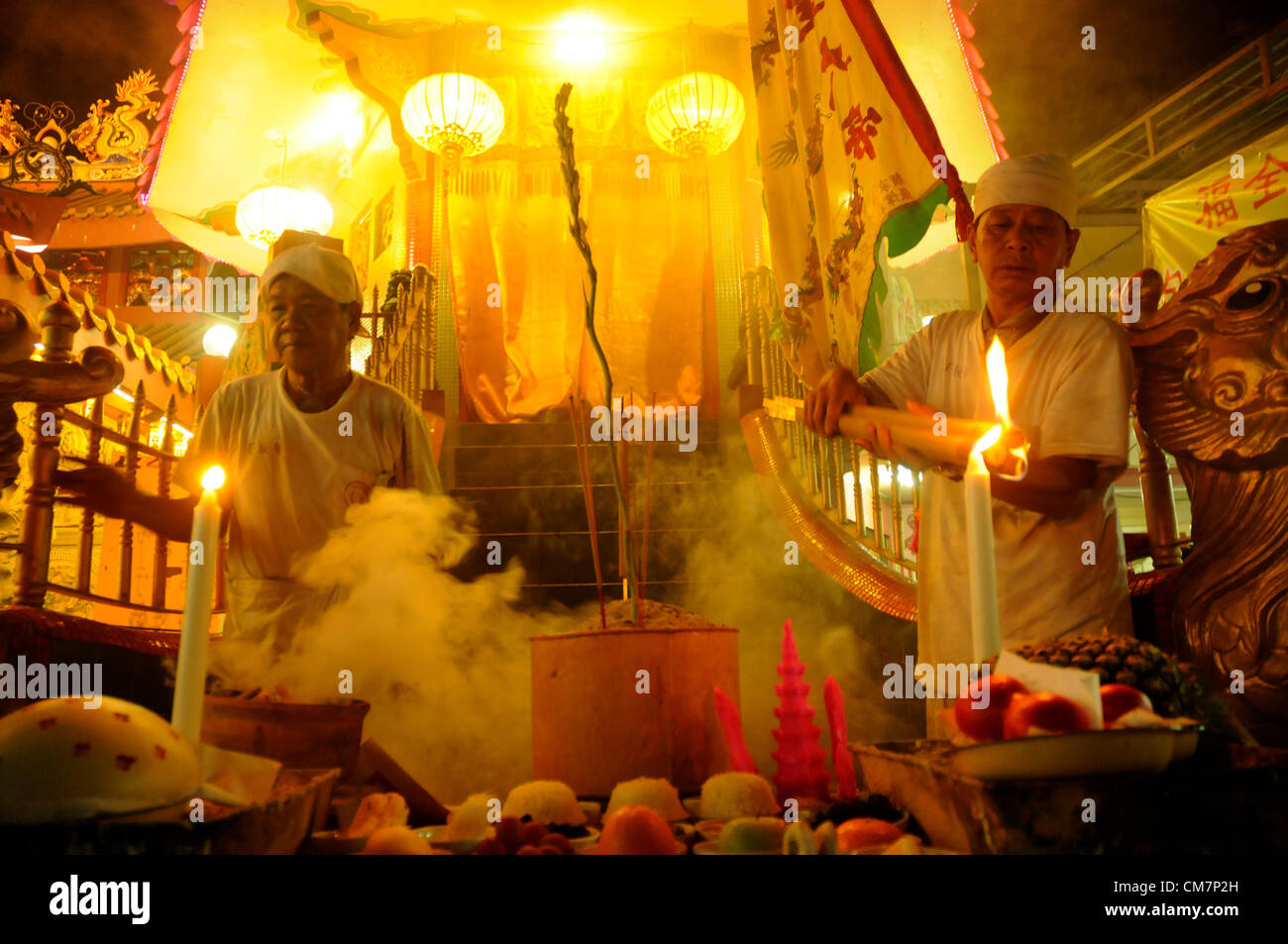 Malaysische ethnischen Chinesen brennen ein Räucherstäbchen am letzten Tag des Festivals neun Kaiser Götter in Kuala Lumpur, Malaysia, spät 23. Oktober 2012. Stockfoto