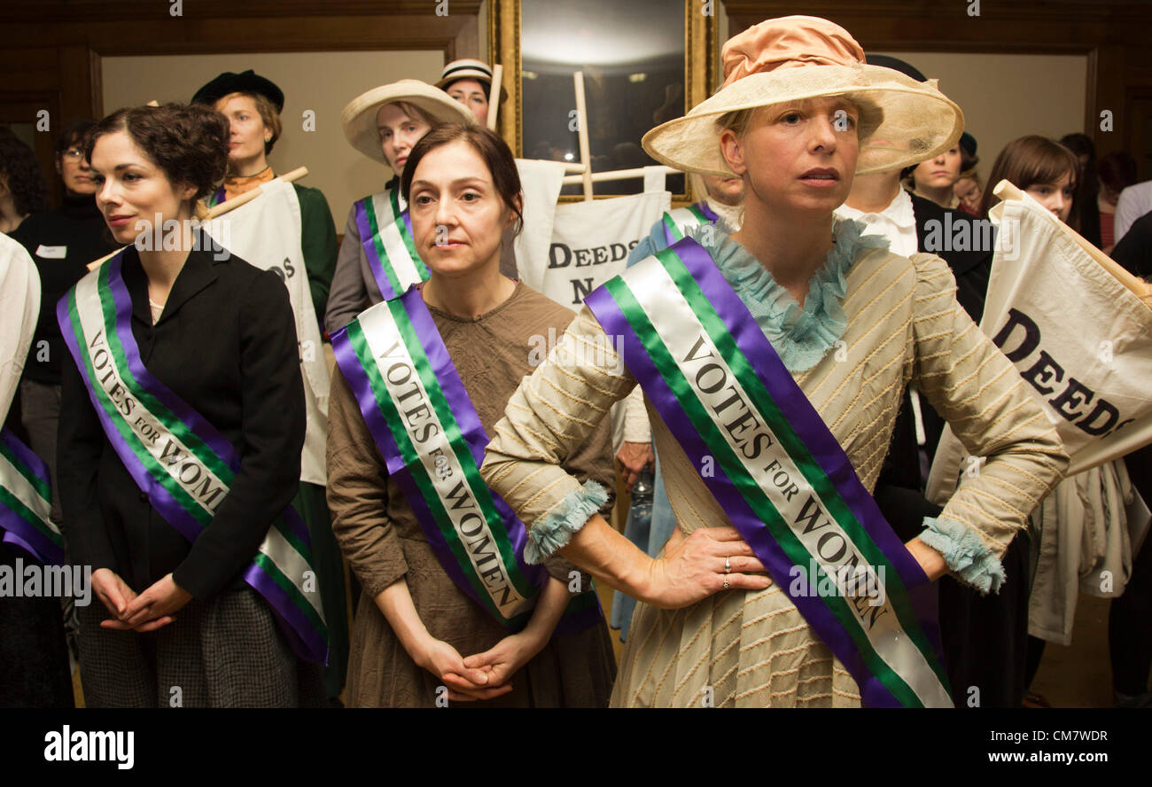 London, England, Vereinigtes Königreich. Mittwoch, 24. Oktober 2012. Die "Olympic Suffragettes", die bei der Eröffnungsfeier der Olympischen Spiele durchgeführt versammeln sich am Church House, Westminster, für eine Rallye von Großbritannien Feminista organisiert und später führte die Teilnehmer zum Parlament. Bildnachweis: Nick Savage/Alamy Live News. Stockfoto