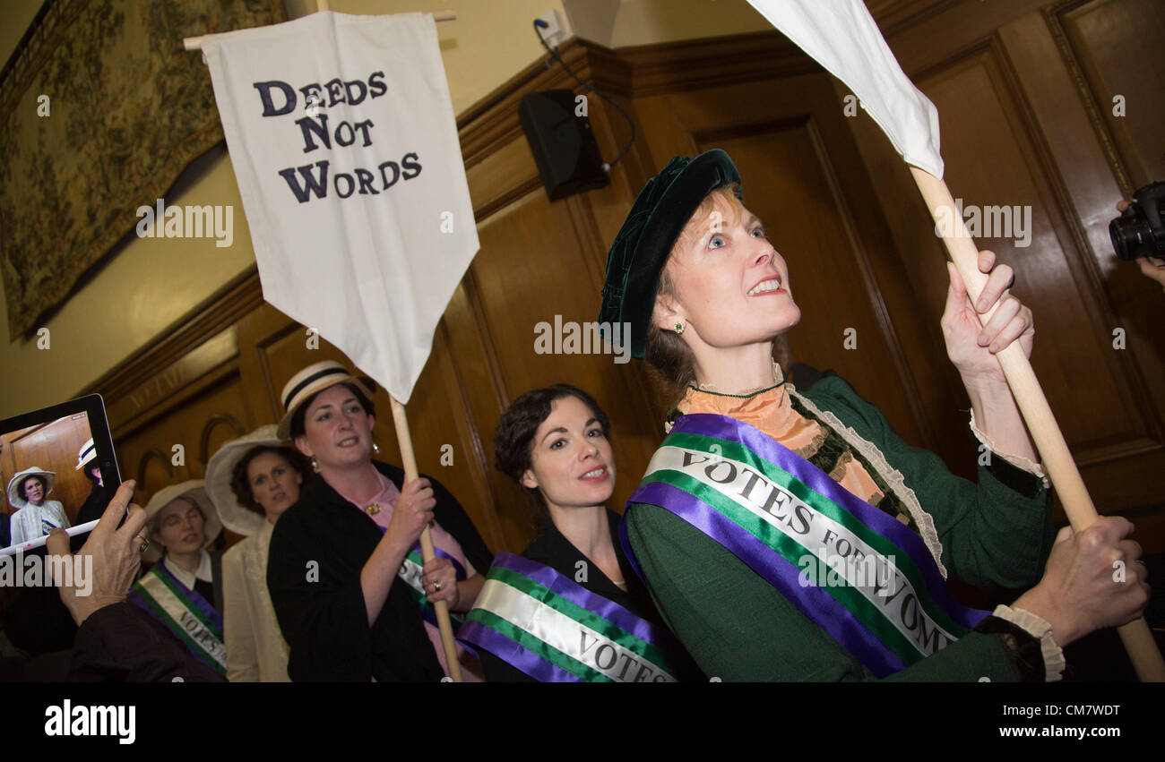 London, England, Vereinigtes Königreich. Mittwoch, 24. Oktober 2012. Die "Olympic Suffragettes", die bei der Eröffnungsfeier der Olympischen Spiele durchgeführt versammeln sich am Church House, Westminster, für eine Rallye von Großbritannien Feminista organisiert und später führte die Teilnehmer zum Parlament. Bildnachweis: Nick Savage/Alamy Live News. Stockfoto