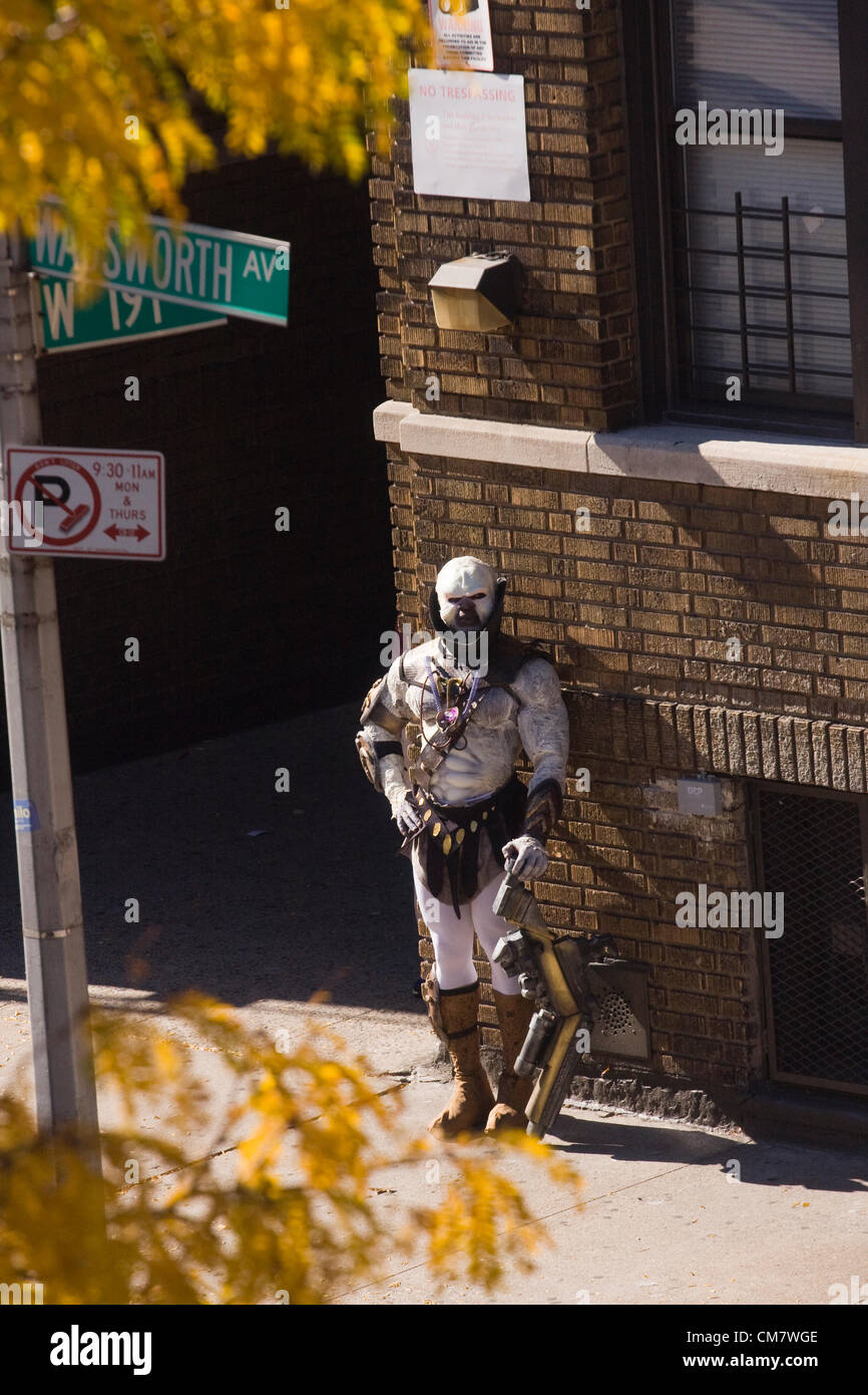 New York, USA. 22. Oktober 2012. O Positive Filme. Schauspieler verkleidet als Ausländer mit einer großen Laser-Waffe ein am Standort Film an der Ecke der Straße 191. und Wadsworth Avenue im Stadtteil Manhattan in New York City Inwood Stockfoto