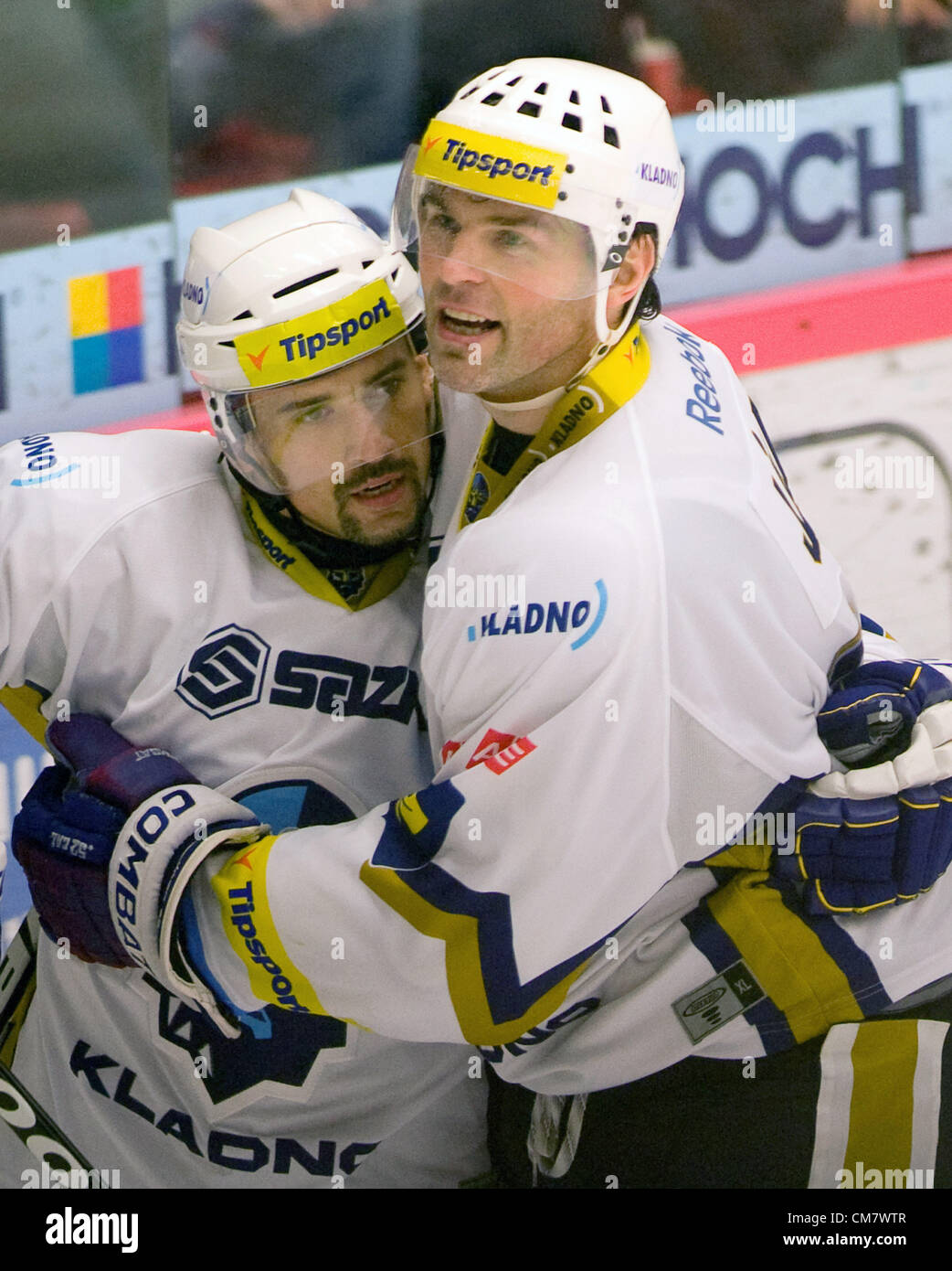 Prag, Tschechische Republik. 23. Oktober 2012. Tomas Plekanec (CZE), Rytiri Kladno (in NHL-Spieler von Montreal). Tomas Plekanec (links) und Jaromir Jagr von Kladno feiern scoring Ziel während der 7. Runde Tschechischen Eishockey-Liga Spiel HC Mountfield Ceske Budejovice Vs Rytiri Kladno am 30. September 2012 in Ceske Budejovice, Tschechische Republik. Eis-Hockey-Boom in der Tschechischen Republik. Rekord Massen der Zuschauer besuchen Stadien der Tschechischen Eishockey-Liga (Extraliga) vor allem wegen der Star-Spieler aus der NHL, die jetzt zu halten. Die größte Zahl ist 17 182 Besucher, die kamen, um das Spiel der 15. Rou sehen Stockfoto