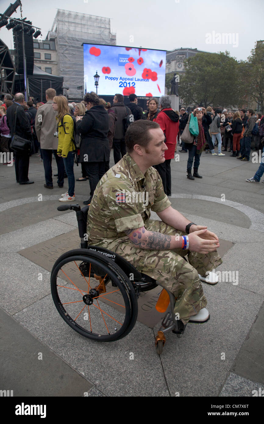 24. Oktober 2012. London UK. Nationalen Einführung der Royal British Legion Poppy Beschwerde mit einem kostenlosen Konzert in Trafalgar Square mit dem Ziel der Erhöhung von 42 Millionen Pfund, Service Personal und deren Familien zu helfen. Sapper Clive Smith, die verletzt wurde, während auf Dienst in Afghanistan Credit: Amer Ghazzal / Alamy Live News Stockfoto