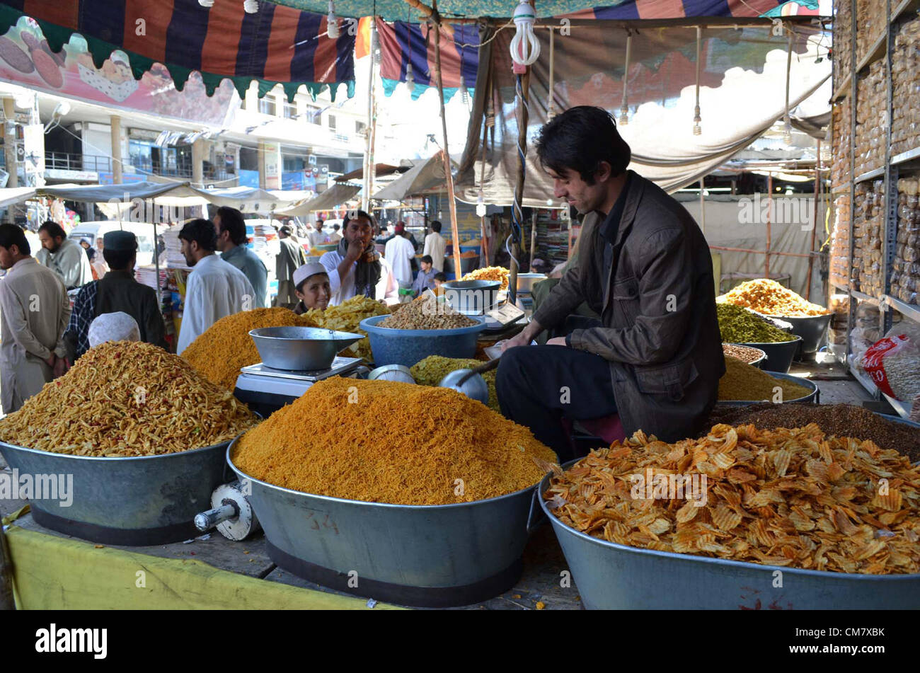 Ein Mann verkauft Nimco um seinen Lebensunterhalt für die Unterstützung seiner Familie in seinem Geschäft in Quetta auf Mittwoch, 24. Oktober 2012 zu verdienen. Stockfoto