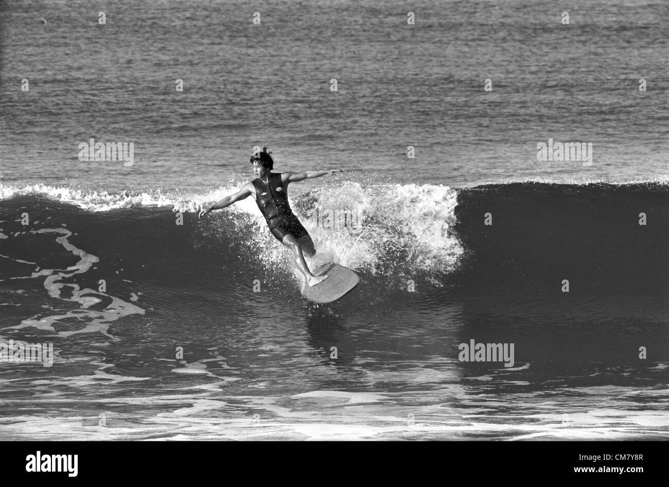 22. Oktober 2012 - Los Angeles, Kalifornien, USA - Datei: Ikonische Surfboard Shaper DONALD TAKAYAMA stirbt an Herzinfarkt. Geboren 1944, Takayama stammte aus Waikiki, Hawaii, und stieg auf wettbewerbsfähige Beifall in den 1960er Jahren, finishing Runner-up in den Vereinigten Staaten Surfbrett Meisterschaften in 66 und 67. Als Takayama 12 Jahre alt war er Sparte Geld aus einer Papier-Route in Hawaii, kaufte ein Ticket nach Los Angeles und begann, für Velzy/Jacobs Surfbretter zu gestalten. Ein Pensum an Weber Surfbretter, war er schließlich sein eigenes Label Surfbrett, Hawaiian Pro Designs ab. (Kredit-Bild: © Driver/A-Frame/ZUMAPRESS.com) Stockfoto