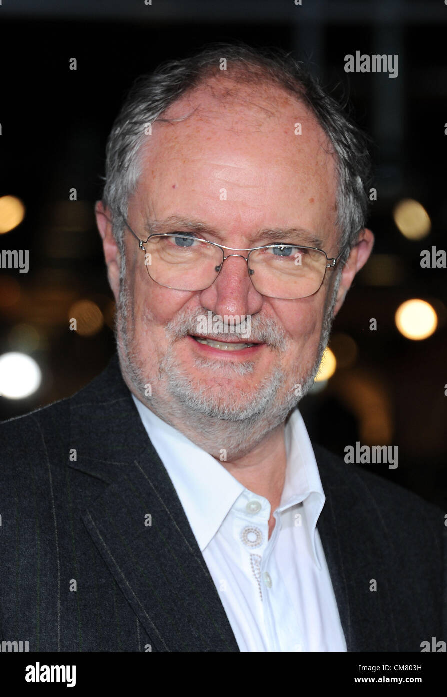 Los Angeles, USA. 24. Oktober 2012. Jim Broadbent Ankunft bei der Filmpremiere von "Cloud Atlas" in Los Angeles am 24. Oktober 2012 Stockfoto