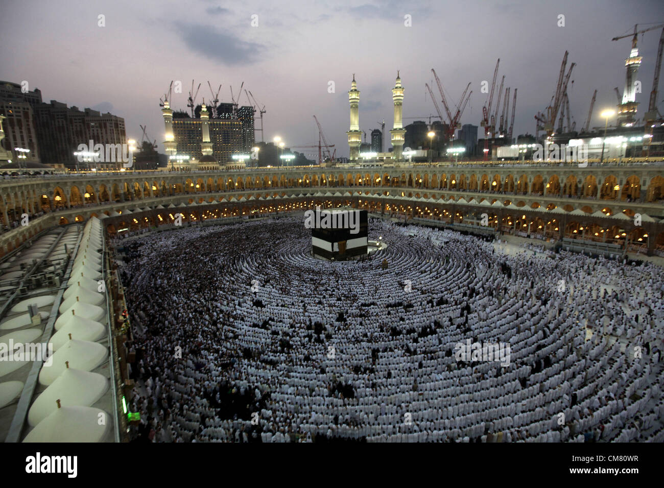 24 Oktober 12 Mekka Mekka Saudi Arabien Muslimische Pilger Umkreisen Die Kaaba Und Beten In Der Moschee Wahrend Der Jahrlichen Hadsch Pilgerfahrt In Die Heilige Stadt Mekka 24 Oktober 12 Vor