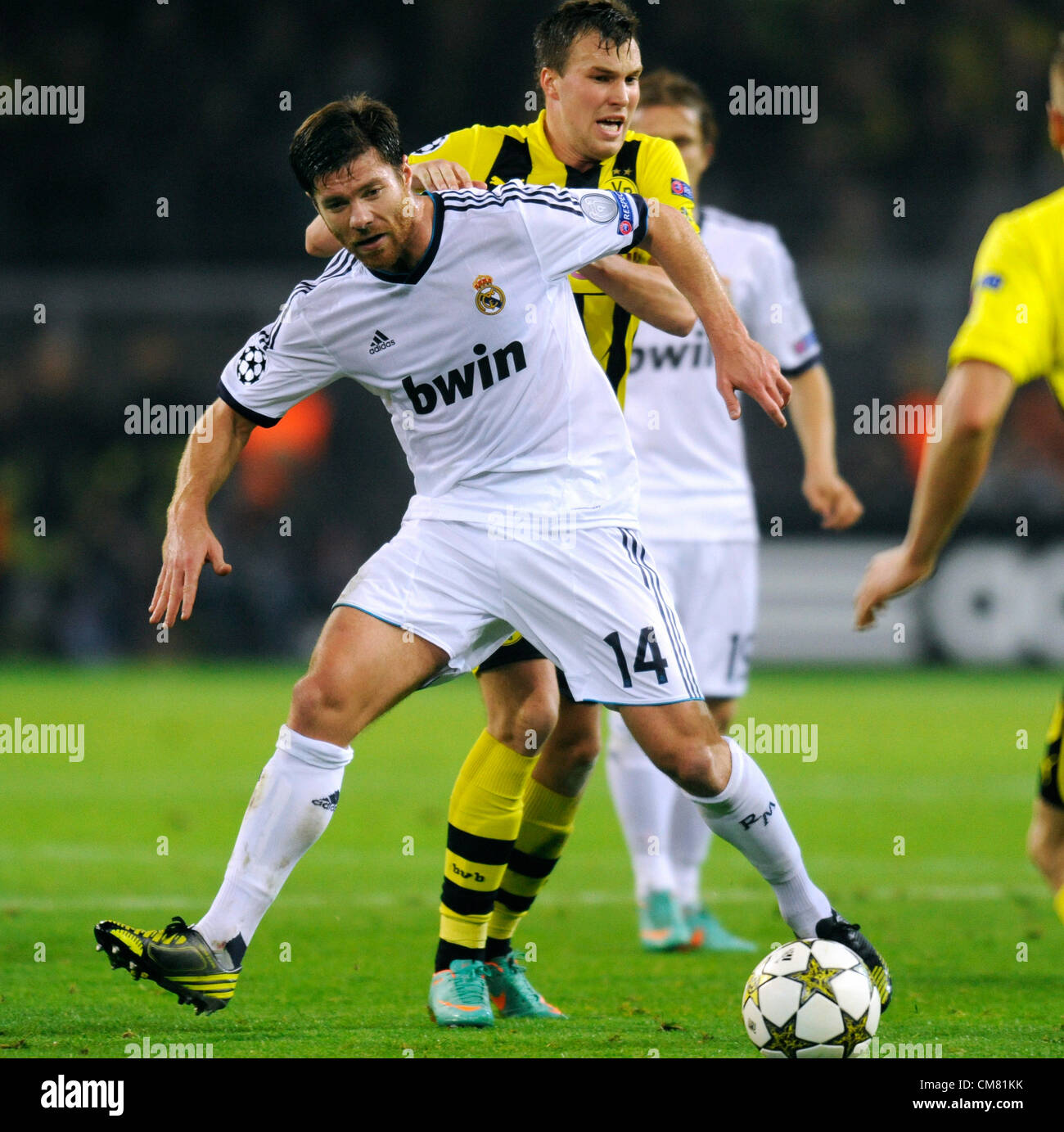 Dortmund, Deutschland, Fußball, Champions League, 3. Spieltag Borussia Dortmund - Real Madrid 2:1: Xabi Alonso (Real Madrid), Kevin Grosskreutz (BVB) Stockfoto