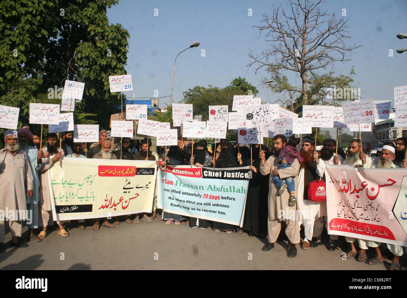 Bewohner der Sodiwal Multan Straße chant Parolen für die Verwertung von ihrer relativen Hassan Abdullah bei Protestkundgebung in Lahore Club auf Donnerstag, 25. Oktober 2012 drücken. Stockfoto