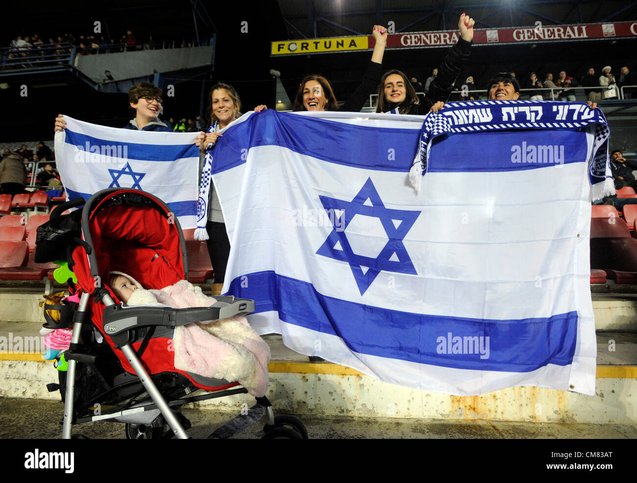 Europa League, Fußballspiel, 3. Runde: AC Sparta Prag Vs FC Hapoel Ironi Kiryat Shmona in Prag, Tschechische Republik, 25. Oktober 2012. Fans von Hapoel. (CTK Foto/Vit Simanek) Stockfoto