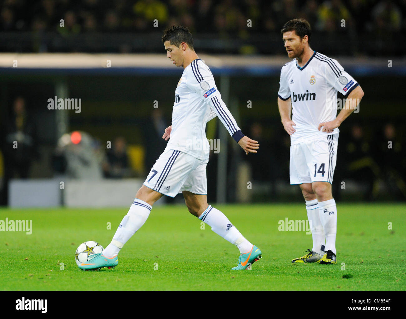 Dortmund, Deutschland. 24.10.2012,Football Champions League Gruppenphase 3. Spieltag Borussia Dortmund - Real Madrid---Foto 3 von 8---Christiano Ronaldo (Madrid) bereitet sich auf einen Freistoß nimmt seinen ersten Schritt zurück von der Kugel Re: Xabi Alonso (Madrid) Stockfoto