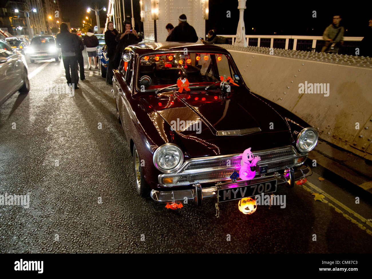 Treffen Sie Halloween-Chelsea-Cruise - American Cars, Hot Rods und Ghule auf Chelsea Bridge an Halloween für die Kreuzfahrt. Dekorierte Ford Cortina geparkt auf der Brücke. Von 2011-Kreuzfahrt Stockfoto