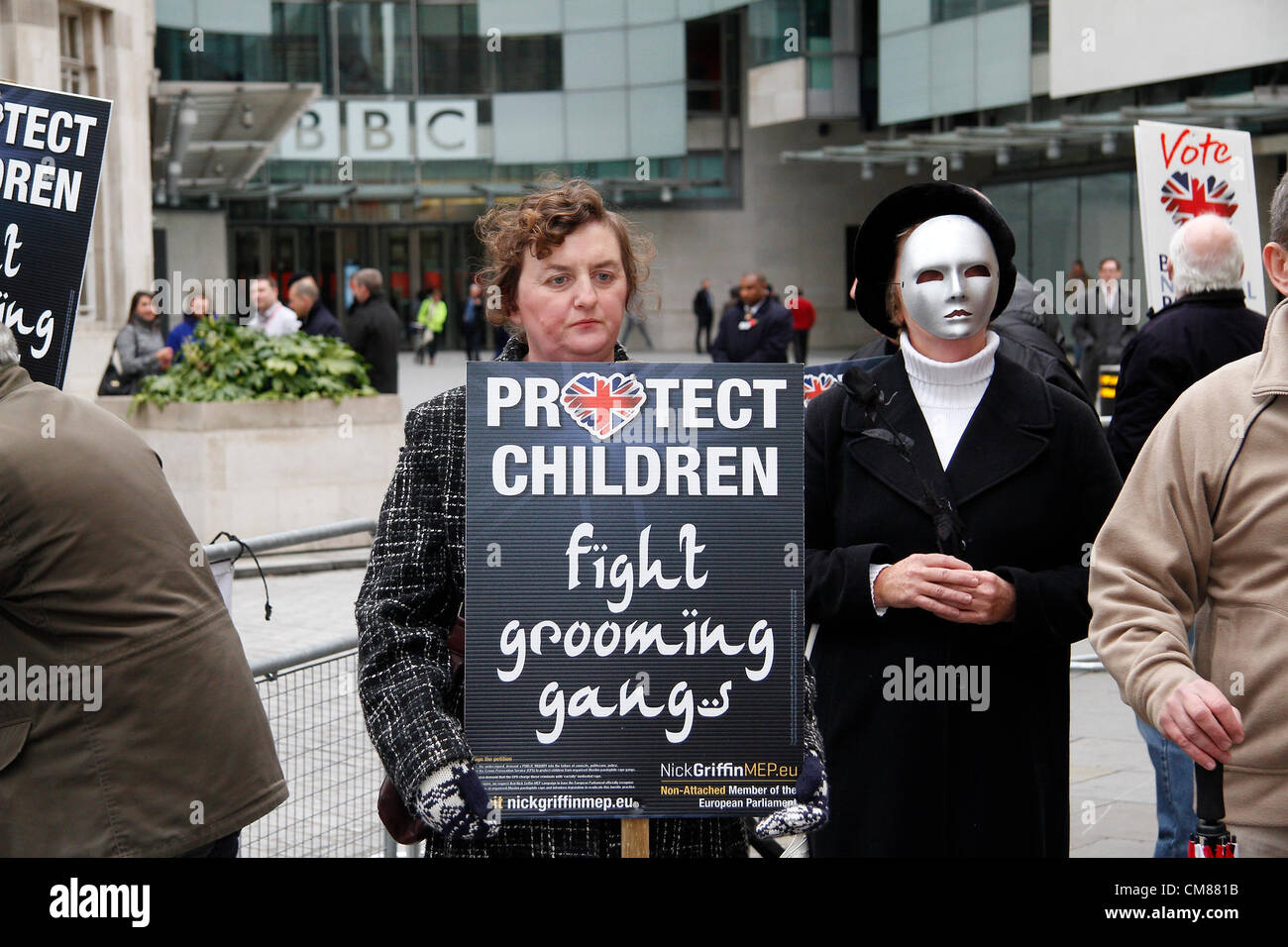 British National Party Demonstranten außerhalb BBC Broadcasting House, Portland Place. Stockfoto