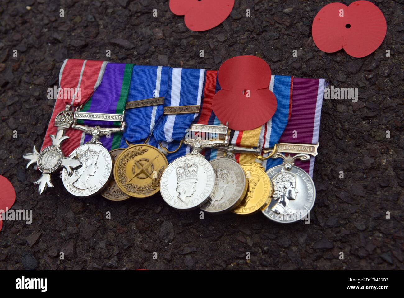 Krieg Medaillen mit Mohn Blütenblätter Stockfoto