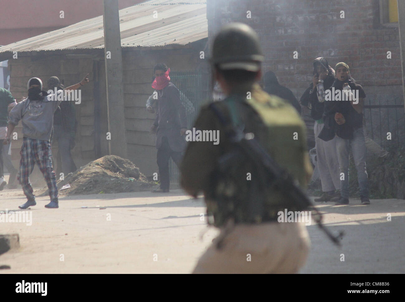 27. Oktober 2012 - Kashmiri muslimische Demonstranten mit Steinen werfen bei der indischen Polizei bei Zusammenstößen in Srinagar, der Sommerhauptstadt des indischen Kaschmir auf 27,10, 2012 es war am 27. Oktober 1947 als indische Armee am Flughafen Srinagar landete, einen Tag nach Maharaja Hari Singh die Beitrittsurkunde mit New Delhi ebnet Weg für die Streitkräfte unterzeichnet zu übernehmen, pakistanischer Jäger, Bihar & Anhang wollten... Der Vorsitzende Hurriyat (G) hat auch gesagt, Oktober 27 ist ein schwarzer Tag in der Geschichte von Jammu und Kaschmir und der Eid am selben Tag fällt. Foto/Altaf Zargar/Zuma Press (Kredit-Bild: © Altaf Zargar Stockfoto