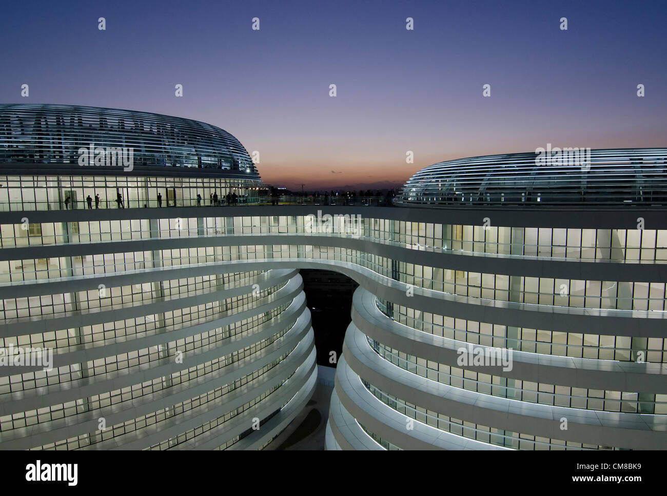 27-OKT-2012. Das Gebäude Soho Galaxy im Chaoyang-Viertel im Zentrum von Peking, entworfen von der Architektin Zaha Hadid, ist das neueste Gebäude des Bauträgers SOHO, das von Zhang Xin und ihrem Mann betrieben wird. Jetzt abgeschlossen und für die Öffentlichkeit während einer großen Eröffnungszeremonie geöffnet. Das von der Architektin Zaha Hadid entworfenes Soho Galaxy-Gebäude im Chaoyang-Bezirk im Zentrum Peking. El edificio de la Galaxia Soho en el distrito de Chaoyang en el Centro de Beijing, diseñado por la arquitecta Zaha Hadid es el último desarrollo de la propiedad del promotor inmobiliario SOHO. © Olli Geibel Stockfoto