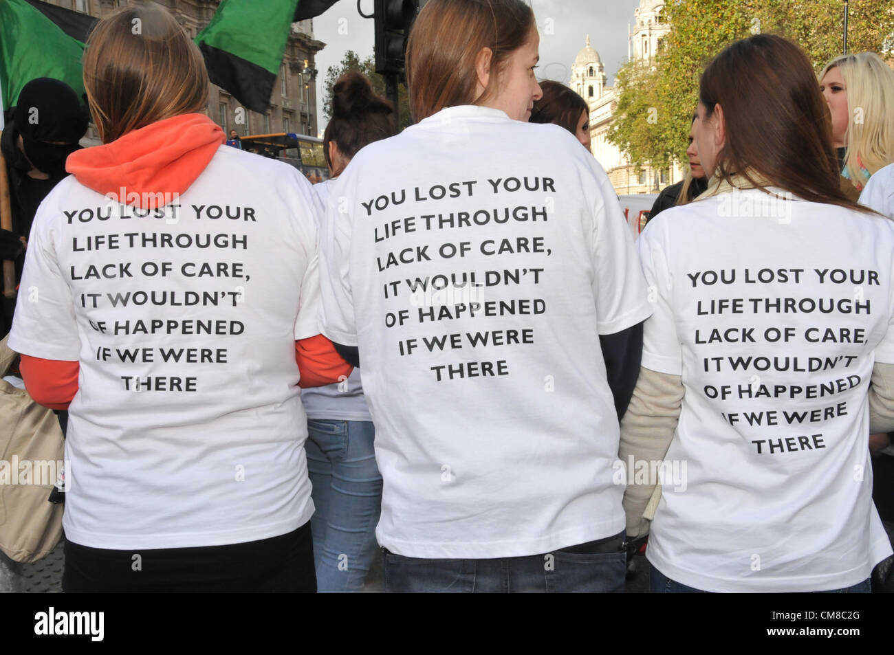 Whitehall, London, UK. 27. Oktober 2012. Eine Gruppe von Frau T-shirts tragen während der UFFC Protest. Ein Protest von UFFC [United Freunde und Familie Koalition] außerhalb Downing Street ist die Gruppe für Menschen protestieren, die in polizeilichem Gewahrsam, Haft verstorben sind oder unter dem Mental Health Act festgehalten wurden. Stockfoto