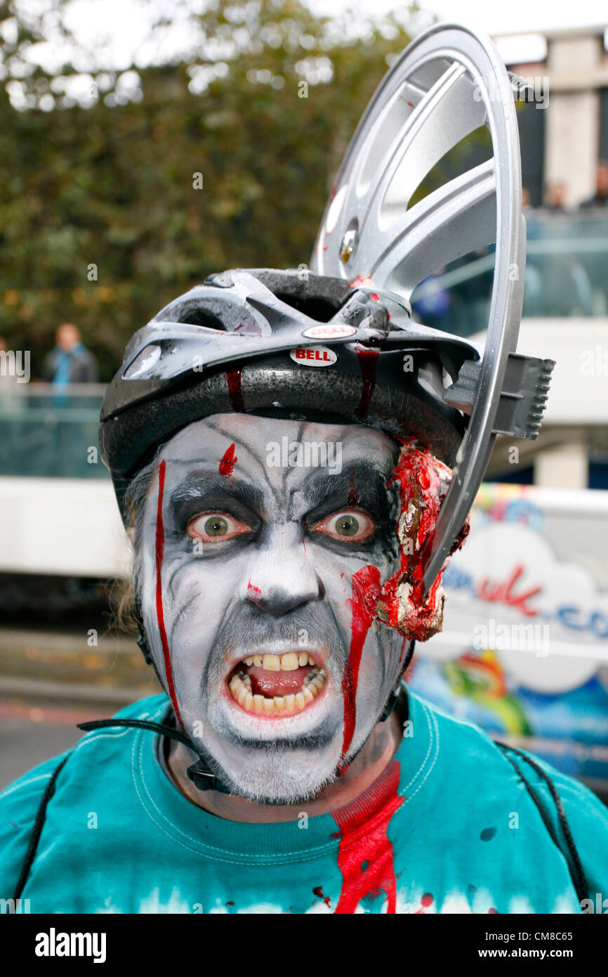 London, UK. 27. Oktober 2012. Menschen verkleidet als Zombies Halloween verkleidet auf eine Kneipentour in London Halloween Zombie Walk 2012 feiern Stockfoto London, UK. 27. Oktober 2012. Menschen verkleidet als Zombies Halloween verkleidet auf eine Kneipentour in London Halloween Zombie Walk 2012 feiern Stockfoto