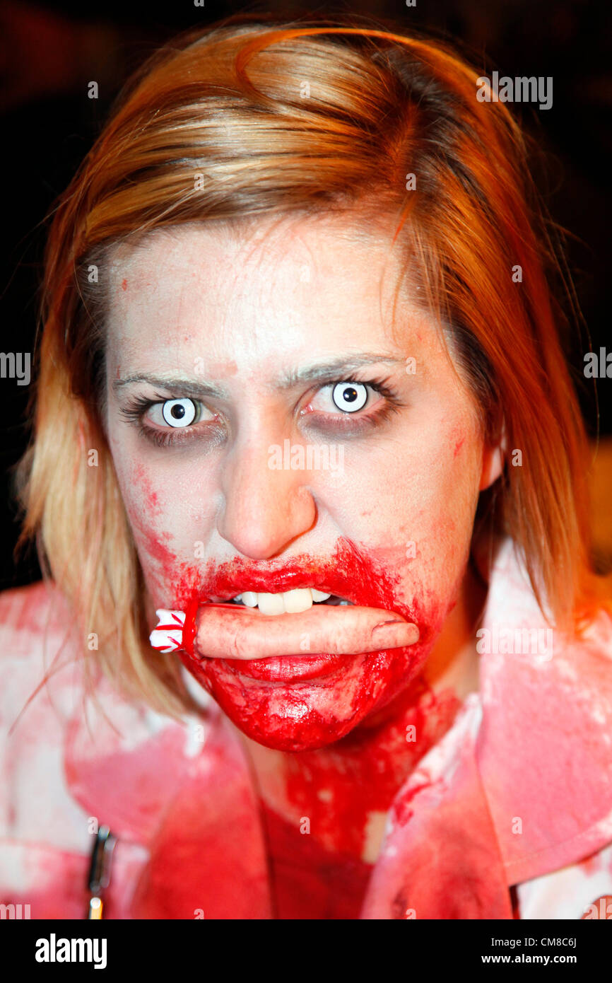London, UK. 27. Oktober 2012. Menschen verkleidet als Zombies Halloween verkleidet auf eine Kneipentour in London Halloween Zombie Walk 2012 feiern. Stockfoto London, UK. 27. Oktober 2012. Menschen verkleidet als Zombies Halloween verkleidet auf eine Kneipentour in London Halloween Zombie Walk 2012 feiern. Stockfoto