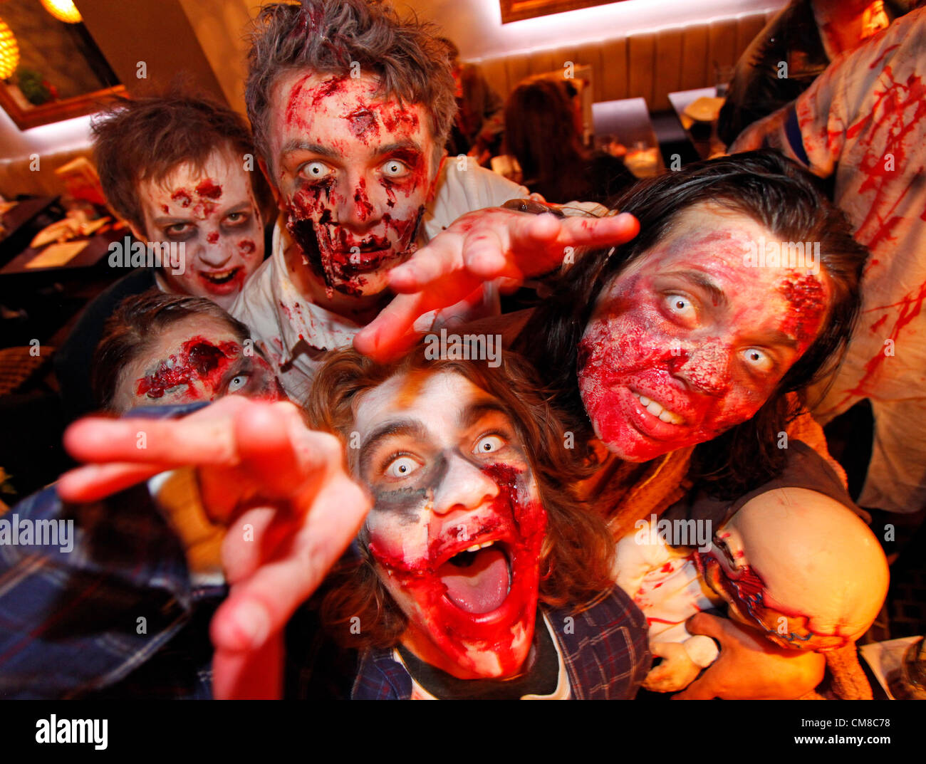 London, UK. 27. Oktober 2012. Menschen verkleidet als Zombies Halloween verkleidet auf eine Kneipentour in London Halloween Zombie Walk 2012 feiern. Stockfoto London, UK. 27. Oktober 2012. Menschen verkleidet als Zombies Halloween verkleidet auf eine Kneipentour in London Halloween Zombie Walk 2012 feiern. Stockfoto