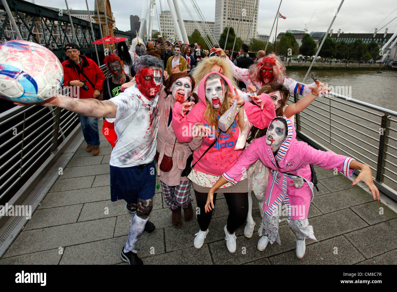 London, UK. 27. Oktober 2012. Menschen verkleidet als Zombies Halloween verkleidet auf eine Kneipentour in London Halloween Zombie Walk 2012 feiern. Stockfoto