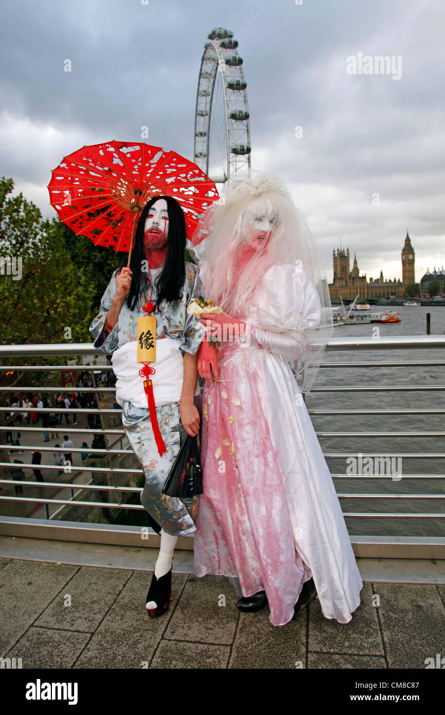 London, UK. 27. Oktober 2012. Menschen verkleidet als Zombies Halloween verkleidet auf eine Kneipentour in London Halloween Zombie Walk 2012 feiern. Stockfoto London, UK. 27. Oktober 2012. Menschen verkleidet als Zombies Halloween verkleidet auf eine Kneipentour in London Halloween Zombie Walk 2012 feiern. Stockfoto