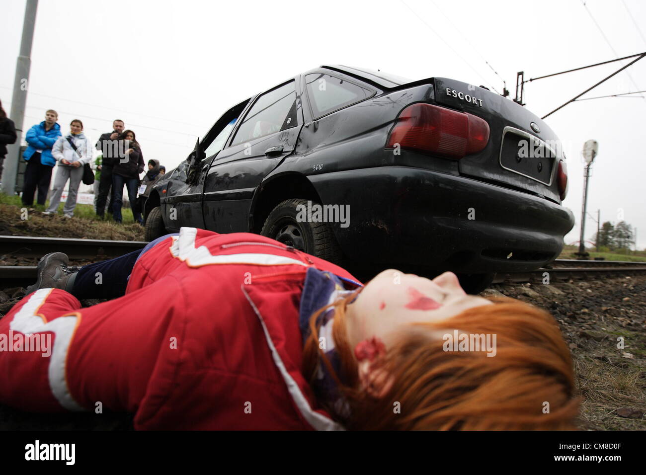 Danzig, Polen 27. Oktober 2012 bundesweit nichtstaatlichen Rettungsteams Manöver "Reborn 2012".  Rettungs-Aktion nach Dummy-Unfall auf einem Bahnübergang. Stockfoto