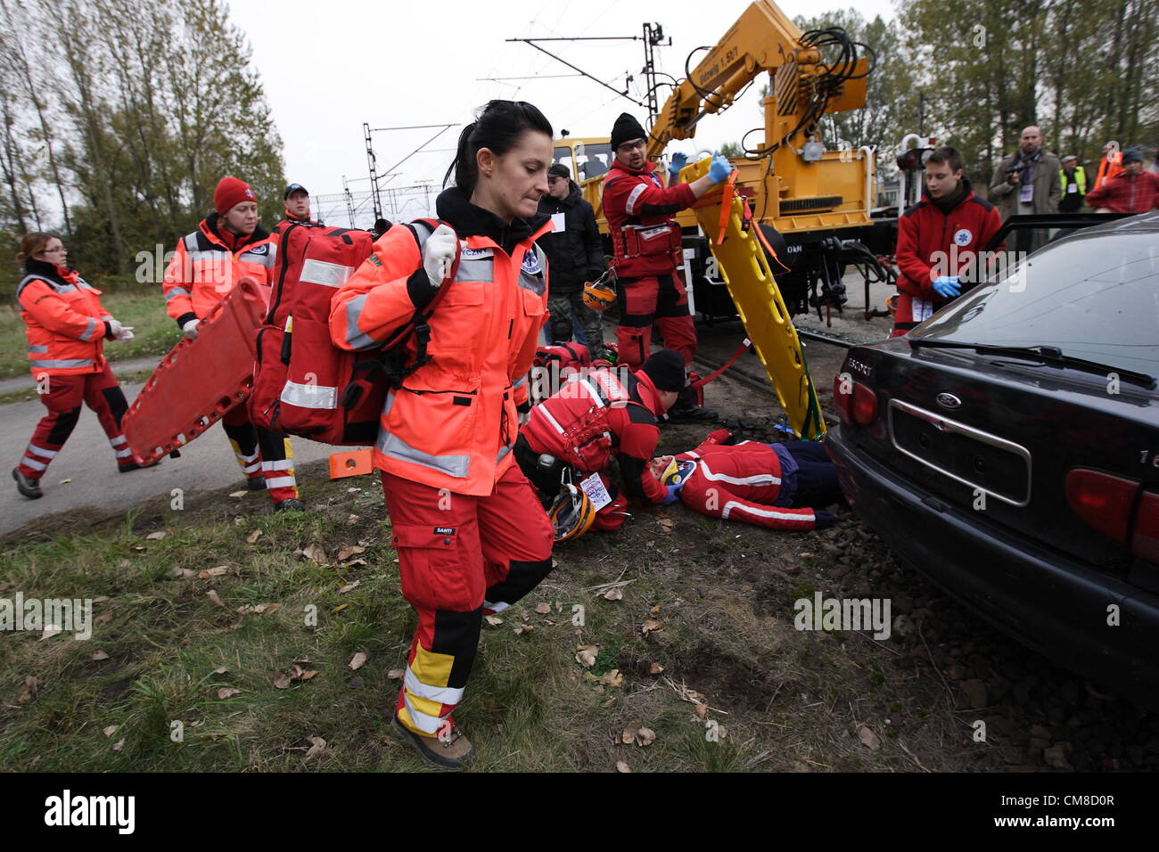 Danzig, Polen 27. Oktober 2012 bundesweit nichtstaatlichen Rettungsteams Manöver "Reborn 2012".  Rettungs-Aktion nach Dummy-Unfall auf einem Bahnübergang. Stockfoto