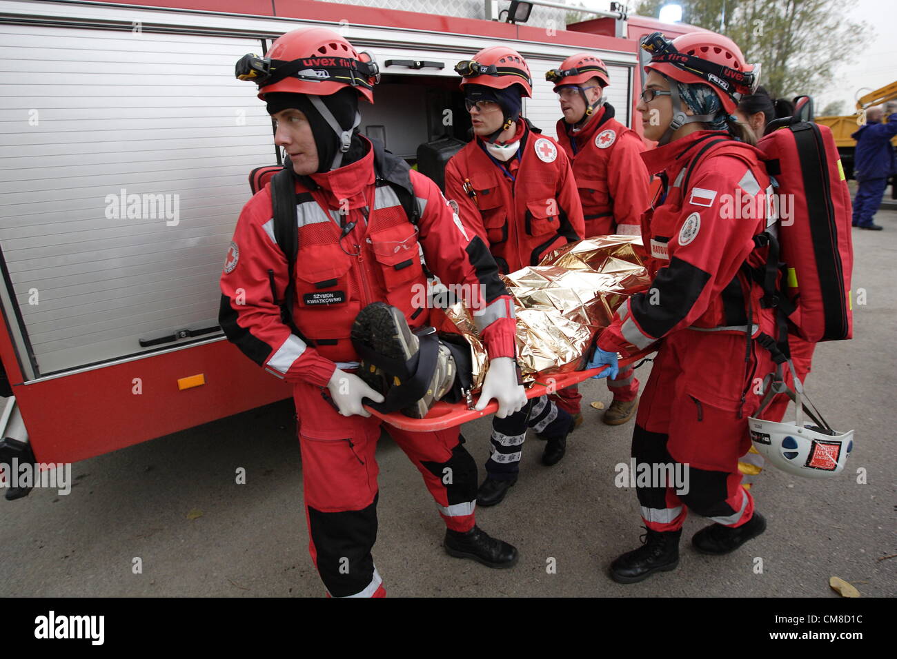 Danzig, Polen 27. Oktober 2012 bundesweit nichtstaatlichen Rettungsteams Manöver "Reborn 2012".  Rettungs-Aktion nach Dummy-Unfall auf einem Bahnübergang. Stockfoto